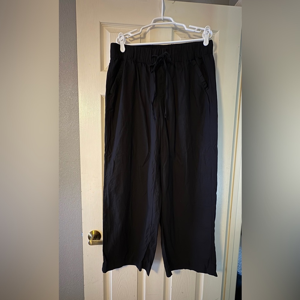 Brand new wide leg linen black pants. Never worn! Has pockets!!